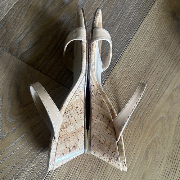 STUART WEITZMAN Aleena 50 Patent-leather Wedge Sandals In Neutral - Picture 9 of 13